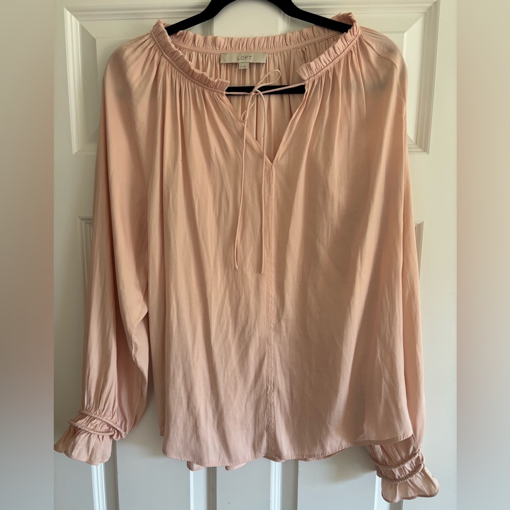 🟢LOFT. Blush blouse &  gathered neckline & double elastic sleeves. Size medium.